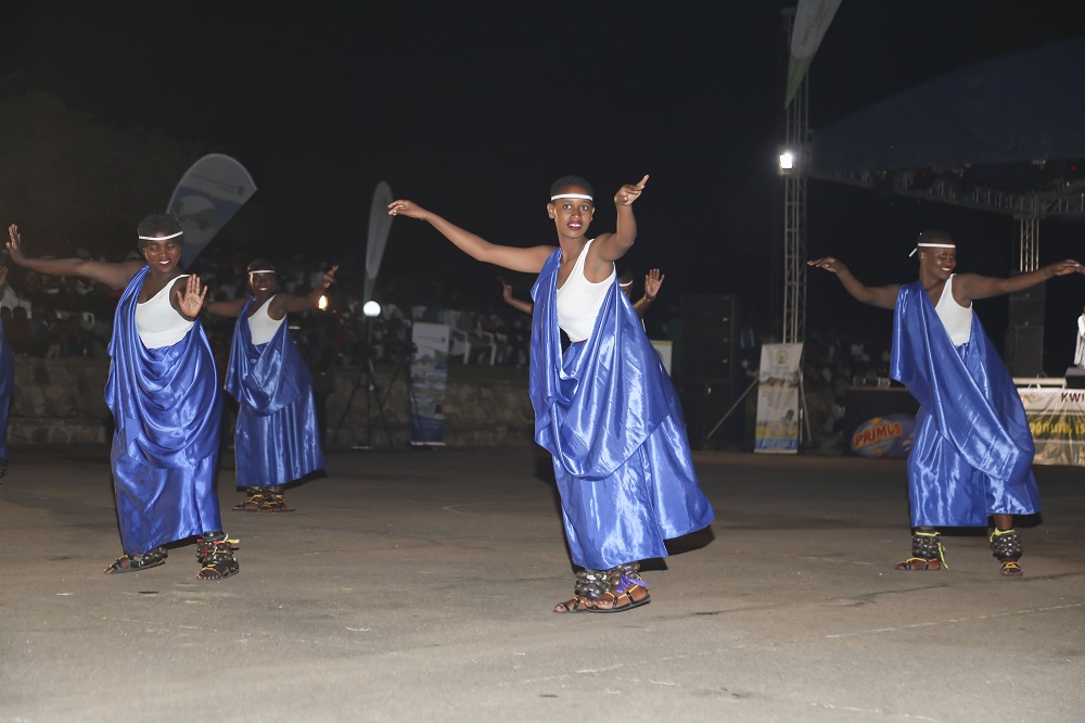 Abagize itorero bari bateze amaboko bishushanya ubwiza bw'inka z'inyambo