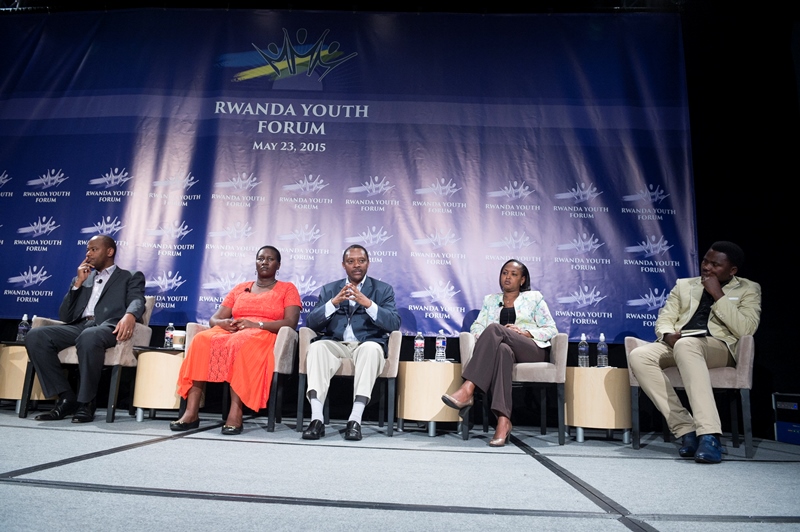 Ikiganiro cyari kirimo (Uhereye ibumoso): Albert Nsengiyumva, Minisitiri Uwacu Julienne, Prof. Shyaka Anastase, Rose Mary Mbabazi na Depite Bamporiki