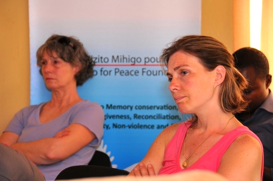 Abarimu b'abanyeshuri b'Abanyamerika basuye Fondation KMP basobanurirwa ubutuma itanga