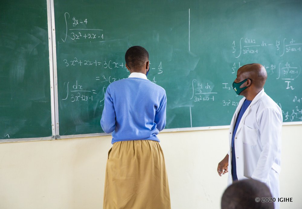 Abarimu n'abanyeshuri baba bambaye neza agapfukamunwa n'amazuru buri gihe iyo bari mu ishuri