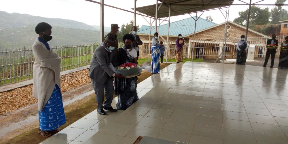 Abarokotse Jenoside bagaragaje ko iyo bashyinguye ababo mu cyubahiro bibafasha kuruhuka ku mutima