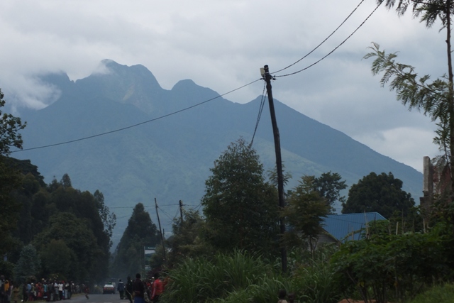 Abasiganwa basorezaga munsi y'ikirunga cya Sabyinyo mu Kinigi