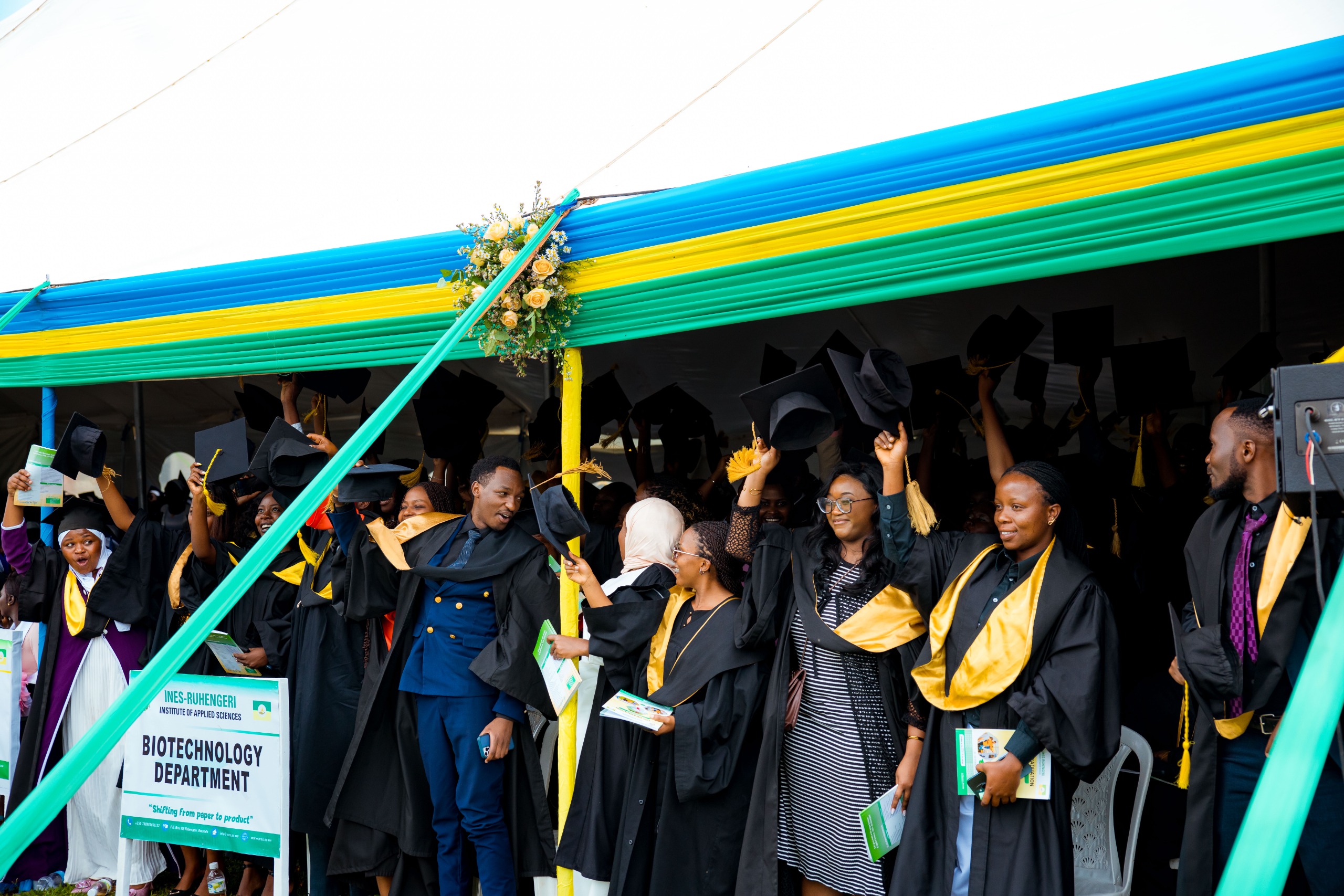 Abasoje amasomo bari bafite ibyishimo