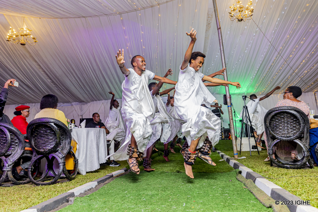 Abasore bagize itorero 'Indangamirwa' banyuze benshi