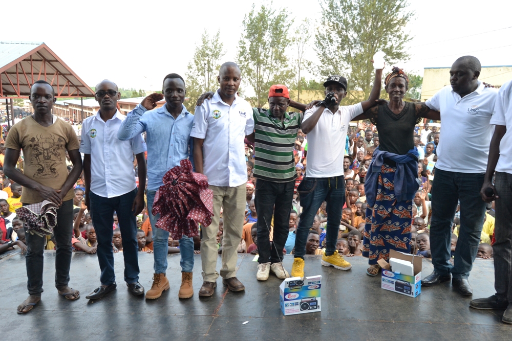 Abasubije neza ibibazo babajijwe bahawe ibihembo birimo inyakiramajwi n'imitaka