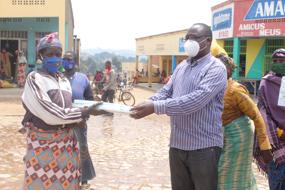 Abasubizaga neza ibibazo bijyanye n'ibyo bigishijwe bahabwaga ibihembo