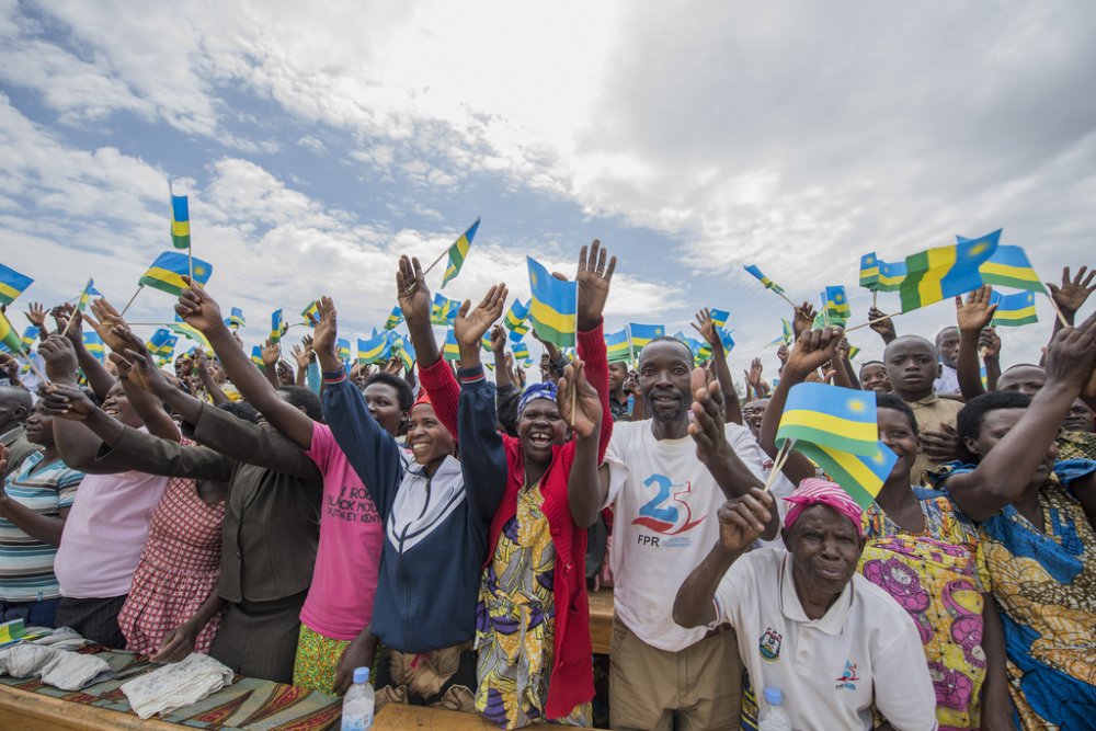 Abaturage basazwe n'ibyishimo byo kwakira Perezida Kagame wanabemereye umuhanda