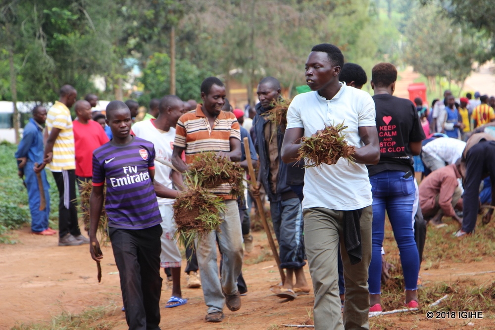 Abaturage bo mu Karere ka Bugesera mu gikorwa cy'umuganda