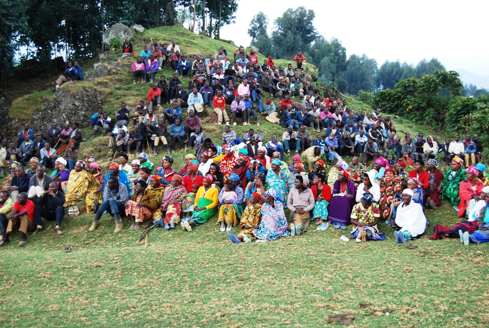 ABaturage bo mu Murenge wa Bugeshi bari mu nama n'ubuyobozi