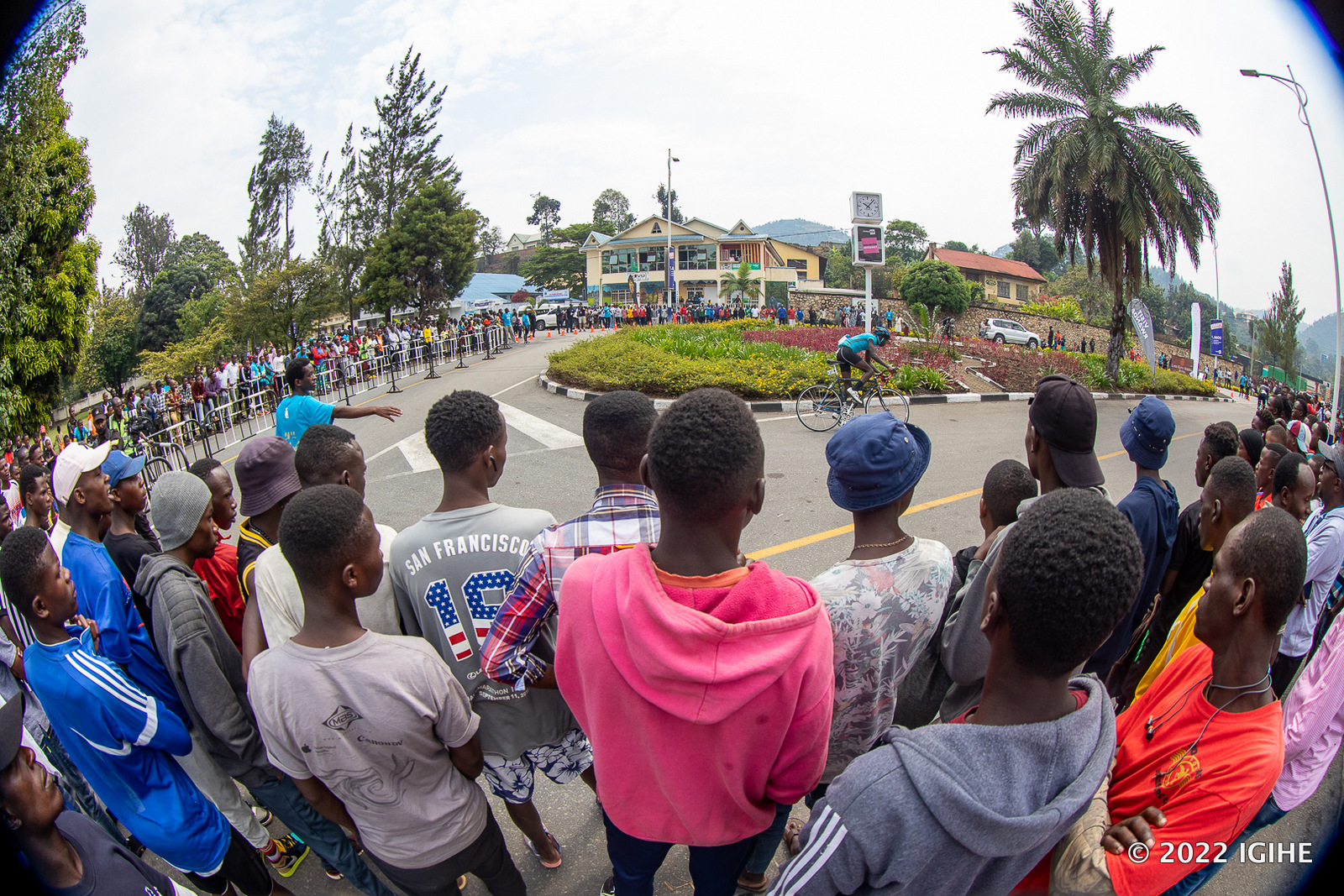 Abaturage bo mu Karere ka Rubavu bari baserutse ku bwinshi kwihera amaso iri rushanwa ryari ribereye mu Rwanda ku nshuro ya mbere