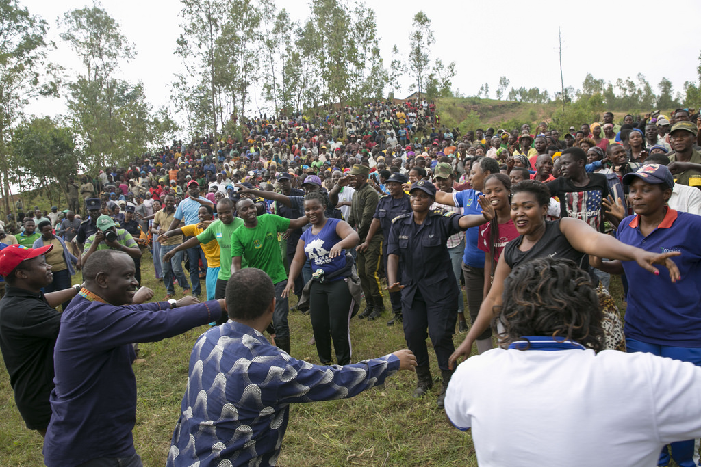 Abaturage basabanye n'abayobozi nyuma y'umuganda