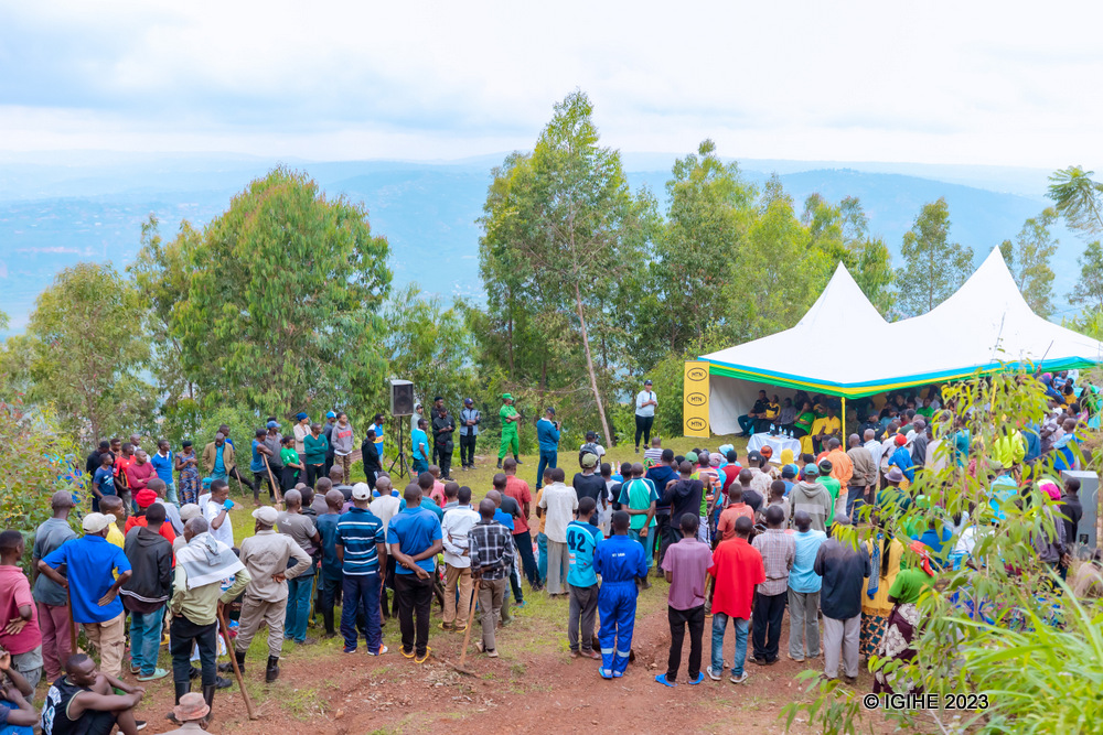 Abaturage basabwe kubungabunga ibiti byatewe