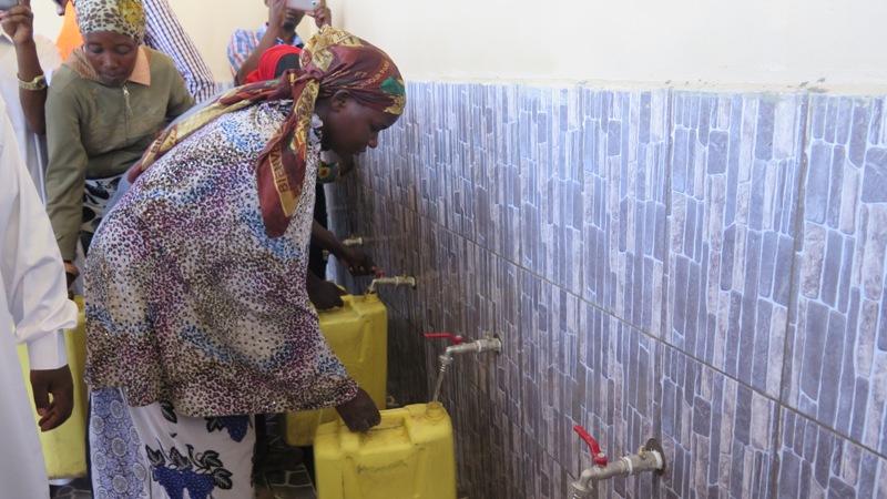Abaturage bavoma amazi ku ivomo rishya bahawe