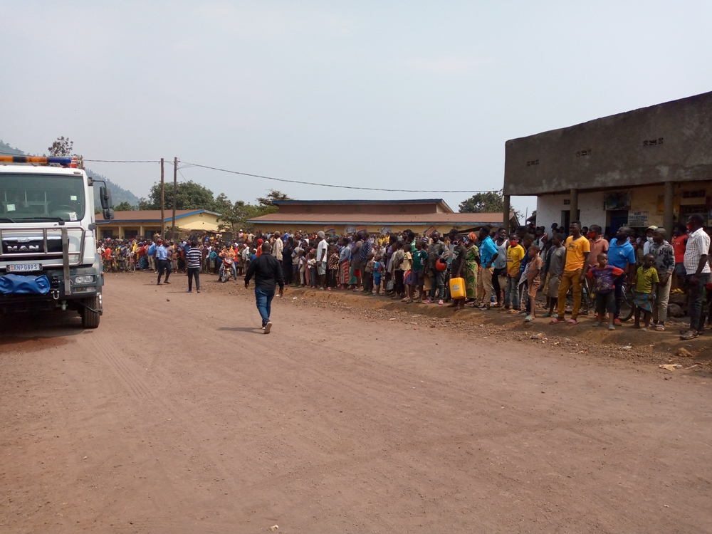 Abaturage benshi bo mu Byahi barebaga uko igikorwa kiri kugenda
