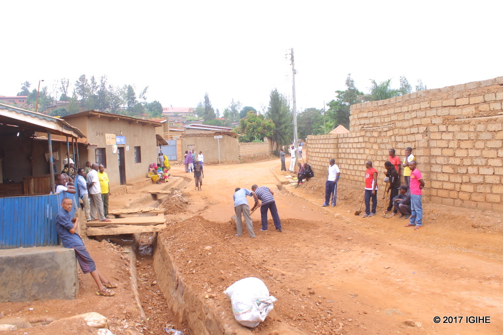 Abaturage basibura umuhanda mu gikorwa cy'umuganda rusange utangira umwaka wa 2017