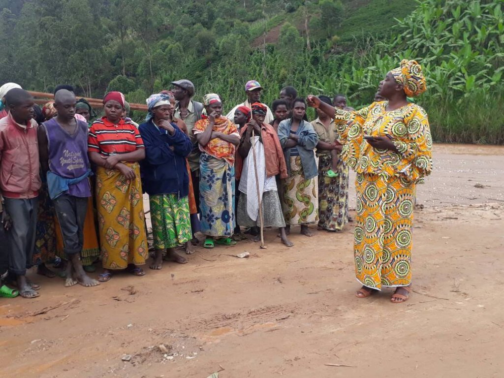 Umuyobozi wungirije ushinzwe Iterambere ry’Ubukungu mu Karere ka Ngororero, Kanyange Christine, ntava mu mitwe y’abaturage. Aha ni muri Gicurasi 2017, ubwo yashishikarizaga abaturage bo mu Kagari ka Binana, mu Murenge wa Matyazo kwimuka mu manegeka
