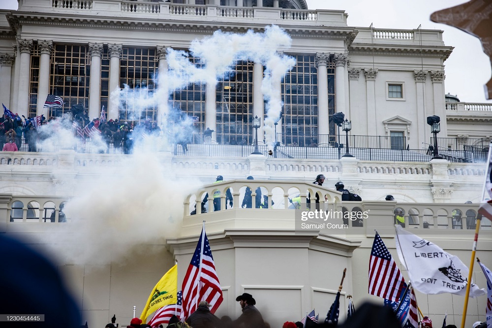 Abayoboke ba Trump bari bazengereje abapolisi