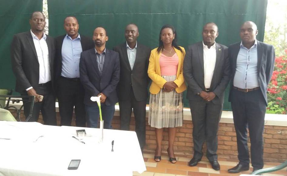 Akarere ka Nyarugenge kashyikirijwe inkunga ya miliyoni zisaga 11 z'amafaranga y'u Rwanda mu muhango witabiriwe n'abayobozi barimo: Murenzi Daniel (uwa kabiri iburyo) uyobora Diaspora Nyarwanda ku Isi, Meya wa Nyarugenge, Kayisime Nzaramba (uwa gatatu iburyo) na Tutuba Jack (uwa gatati ibumoso), Ushinzwe Abanyarwanda baba mu mahanga muri Minisiteri y’Ububanyi n’Amahanga n’Ubutwererane