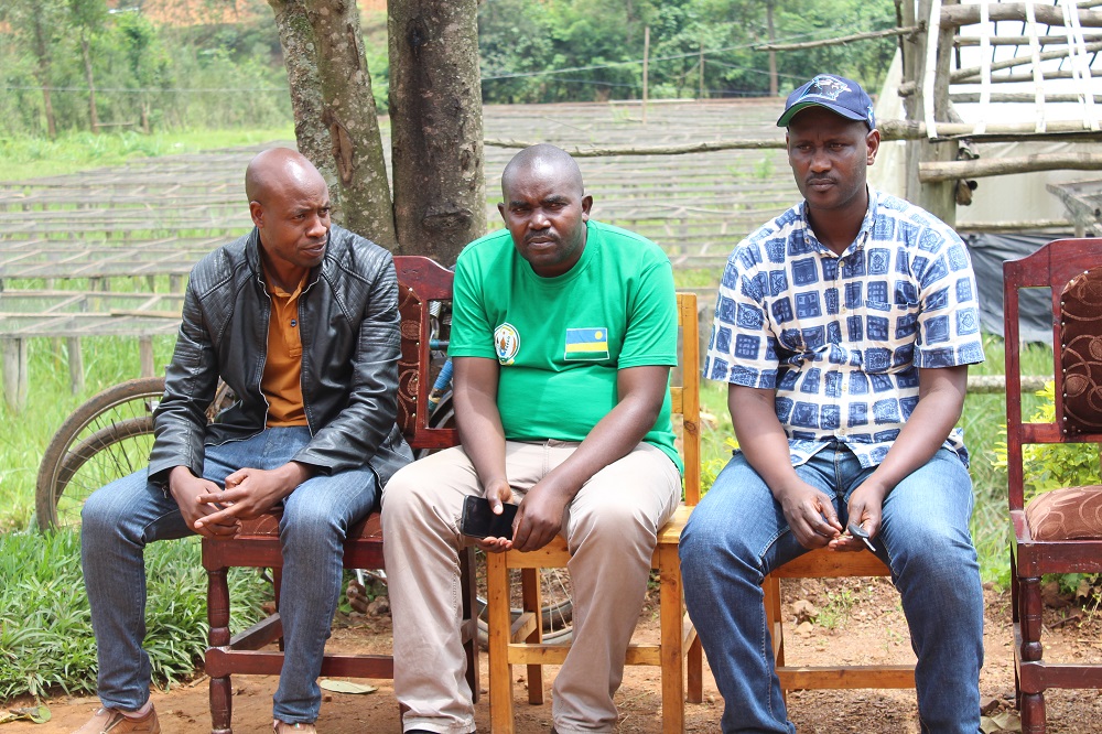 Abayobozi b'Uruganda rwa Muhondo Coffee Company Ltd n'ab'umurenge wa Muhondo bagize umwanya wo kuganira n'abahinzi ba kawa