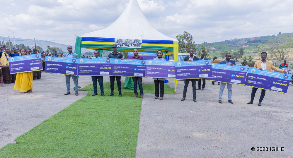 Abayobozi b'utugari twahize utundi bashyikirijwe igihembo cya miliyoni imwe y'amafaranga y'u Rwanda kuri buri wese