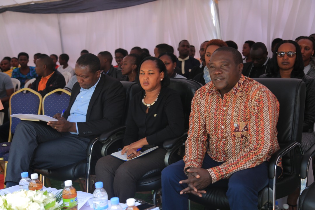 Abayobozi barimo Guverineri Gatabazi JMV (Iburyo) na Minisitiri w'Urubyiruko Rosemary Mbabazi bari bitabiriye