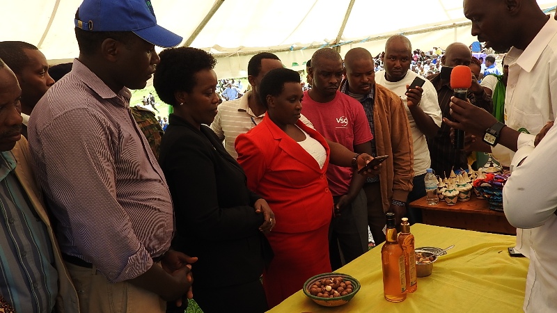 Abayobozi basobanurirwa bimwe mu biva muri Macadamia