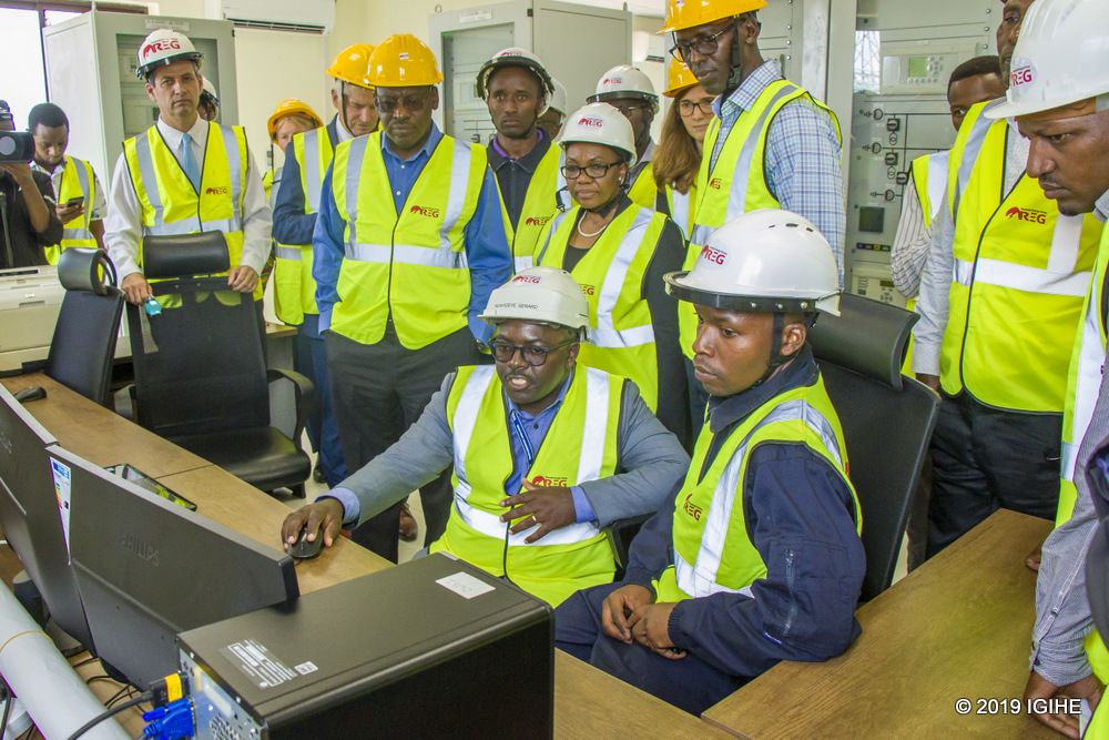 Abayobozi basobanuriwe imikorere y'iyo sitasiyo izatanga KiloVolt 220