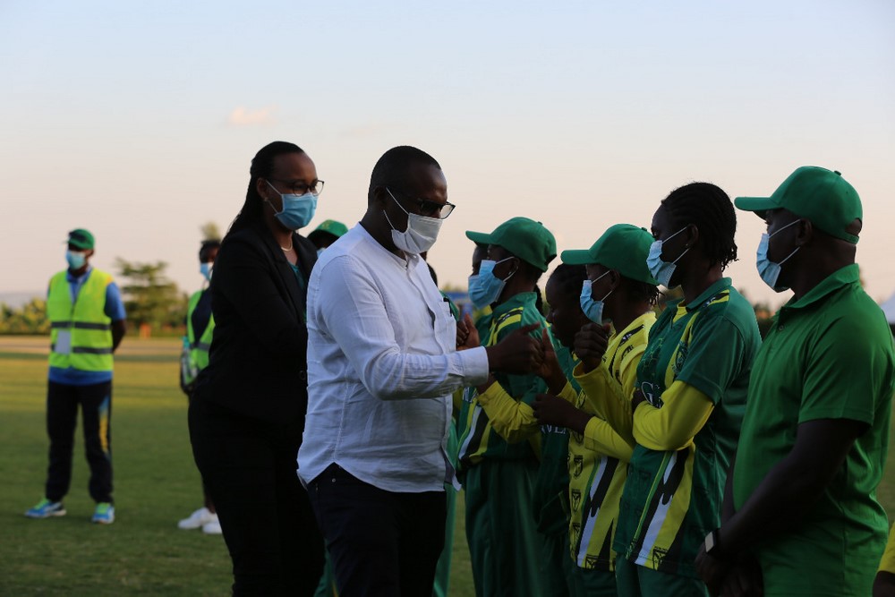 Minisitiri Munyangaju na Perezida w'Ishyirahamwe ry'Umukino wa Cricket mu Rwanda, Steven Musaale babanje gusuhuza abakinnyi mbere yo gutangira umukino