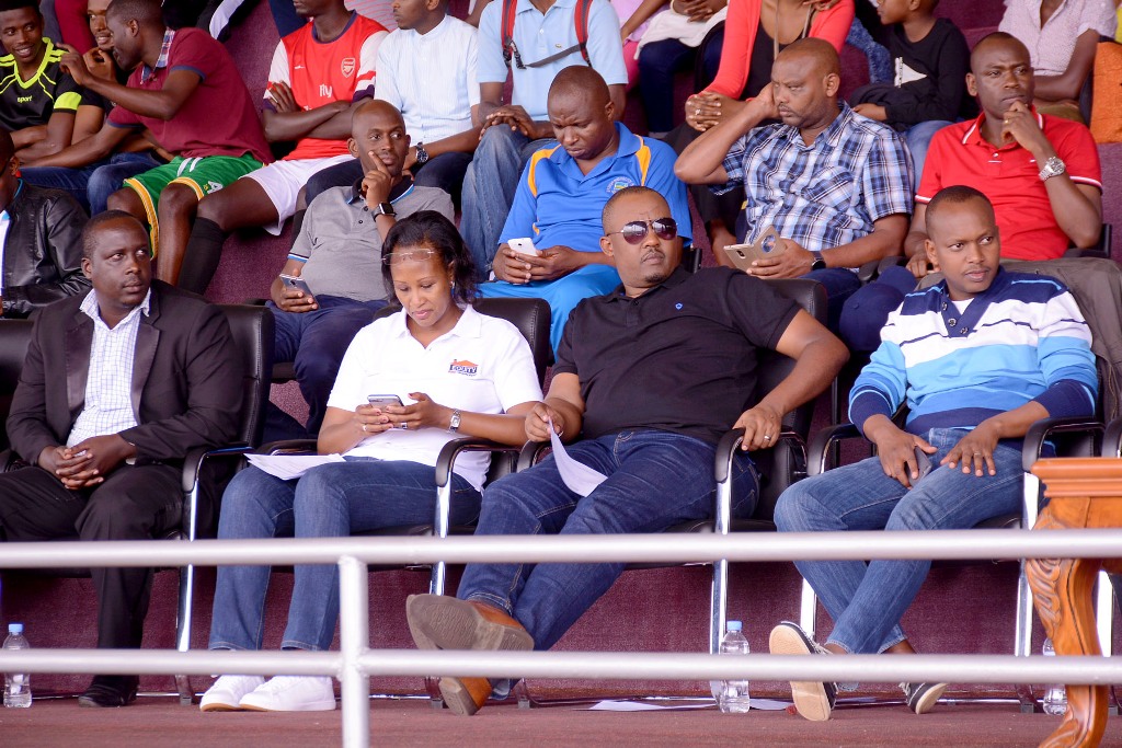Uhereye ibumoso: Umuyobozi w’Ishyirahamwe ry’Imikino y’Abakozi mu Rwanda, Mpamo Thierry Tigos; Ushinzwe Abakozi n’Imiyoborere muri Equity Bank, Mutambuka Aline n'abandi bayobozi bitabiriye isozwa ry'amarushanwa y'Umunsi w'Umurimo