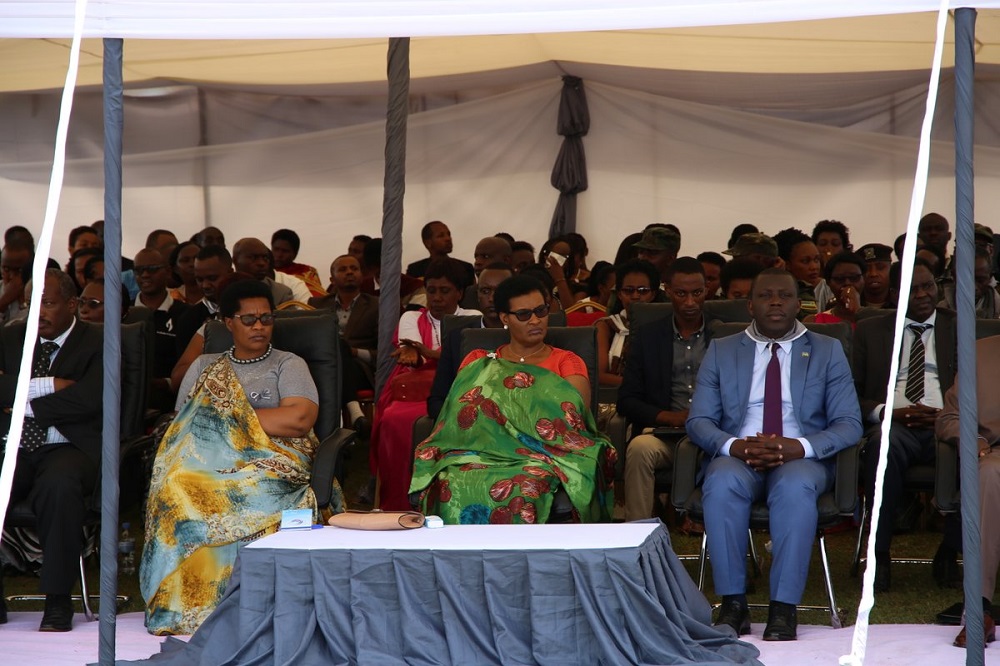 Guverineri w'Intara y'Amajyepfo, Marie Rose Mureshyankwano (ibumoso), Perezida w’Umutwe w’Abadepite, Mukabalisa Donatille n'Umuyobozi w'Akarere ka Nyamagabe, Uwamahoro Bonaventure mu banyacyubahiro bitabiriye umuhango wo kwibuka