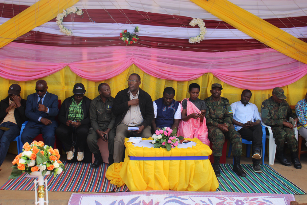 Abayobozi batandukanye bitabiriye umuhango wo gutaha ibyumba by'amashuri