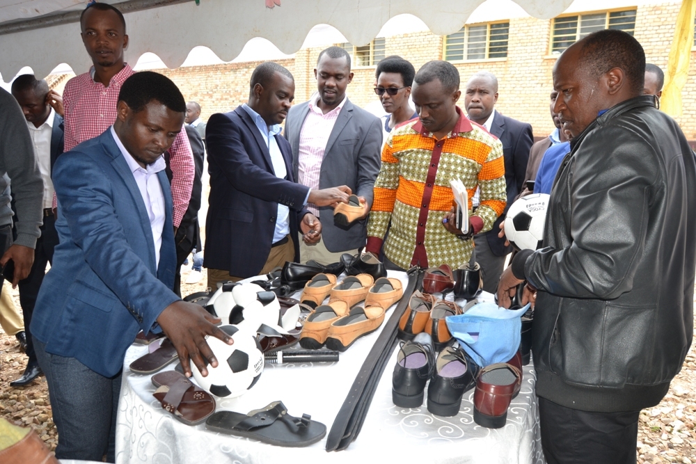 Abayobozi batandukanye bitegereza bimwe mu byo urubyiruko rukora