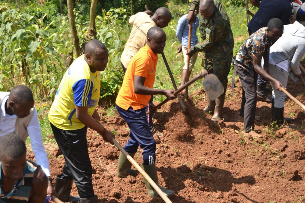 Abayobozi bifatanyije n'abaturage mu muganda rusange