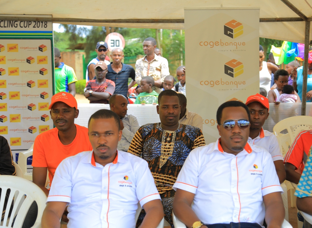 Abayobozi muri Cogebanque bari bitabiriye iri siganwa batera inkunga