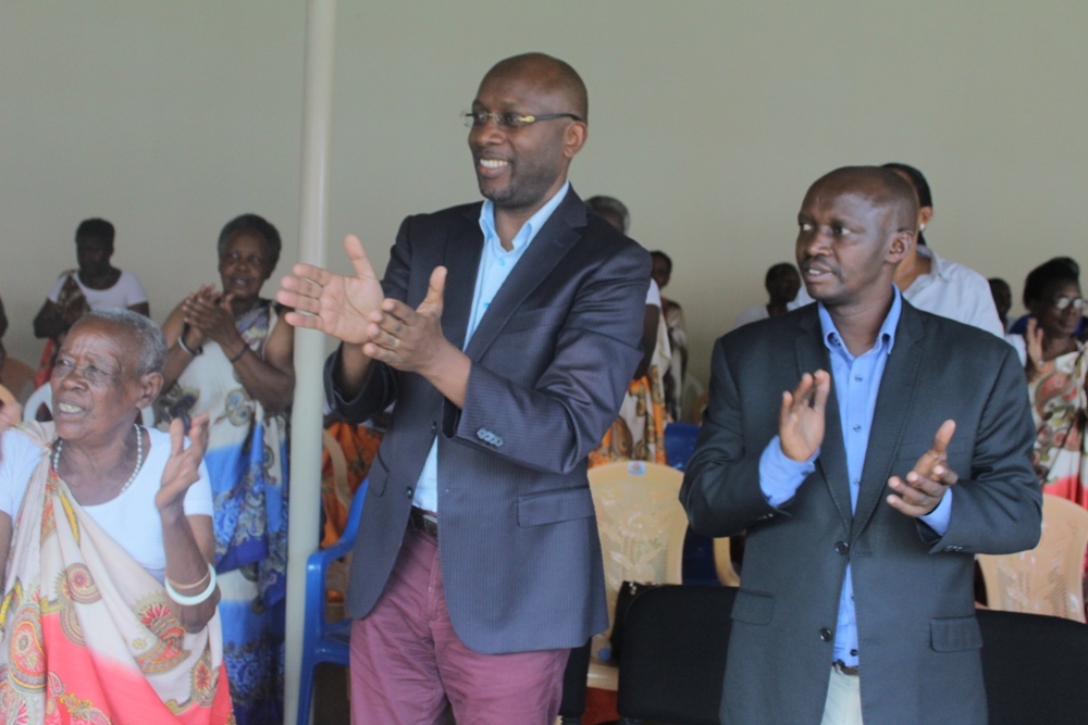 Abayobozi n’abakozi b’Ikigo cy’Ingoro z’Umurage w’u Rwanda bishimanye n'Intwaza