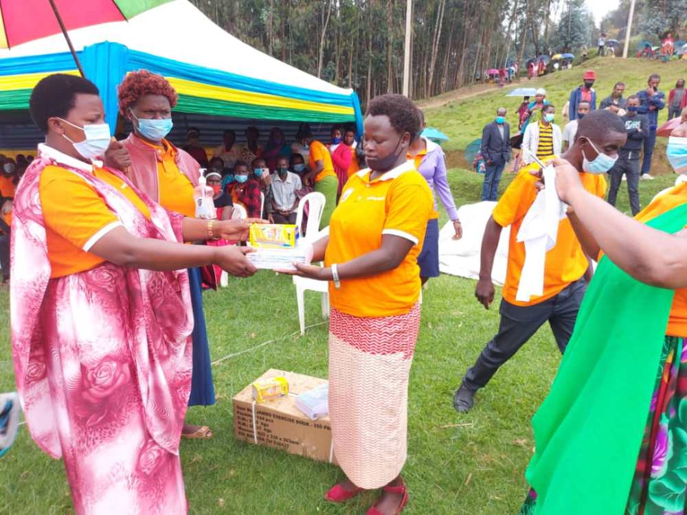 Abemeye gusubira mu ishuri bahawe ibikoresho bazifashisha