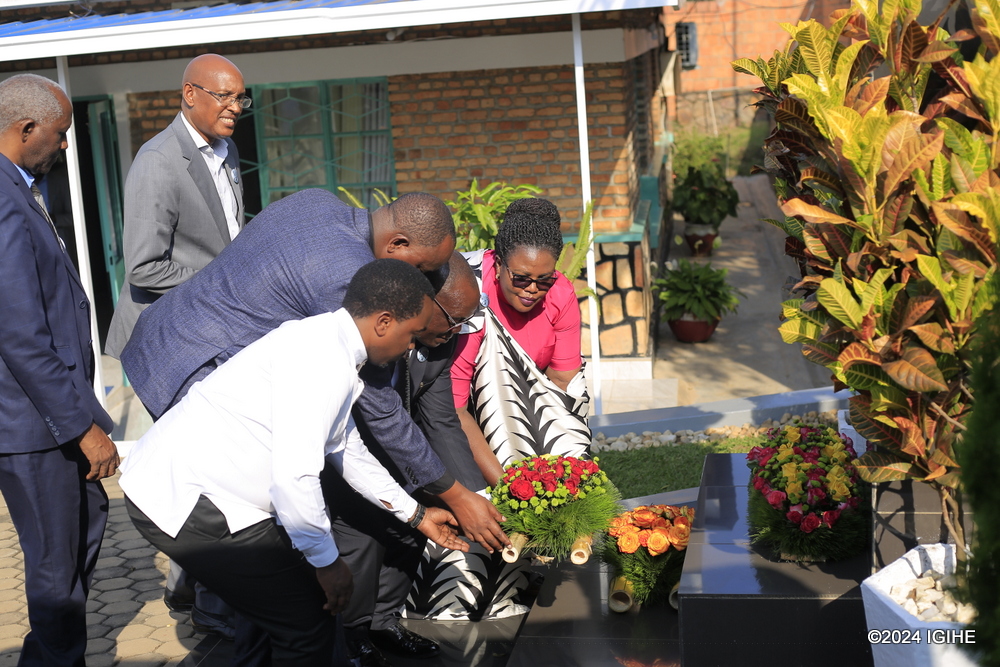 Hashyizwe indabo ku rwibutso rw'abari abakozi b'Umuryango wa Bibiliya mu Rwanda bazize Jenoside yakorewe Abatutsi