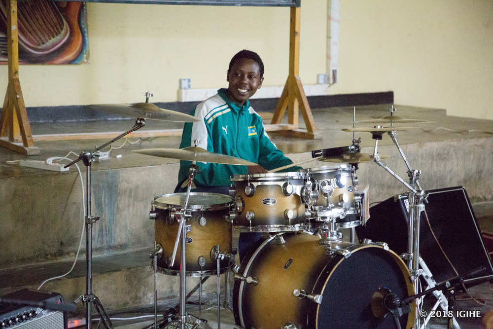Abiga umuziki mu ishuri ry'i Muhanga bitoza gukoresha ibicurangisho bitandukanye