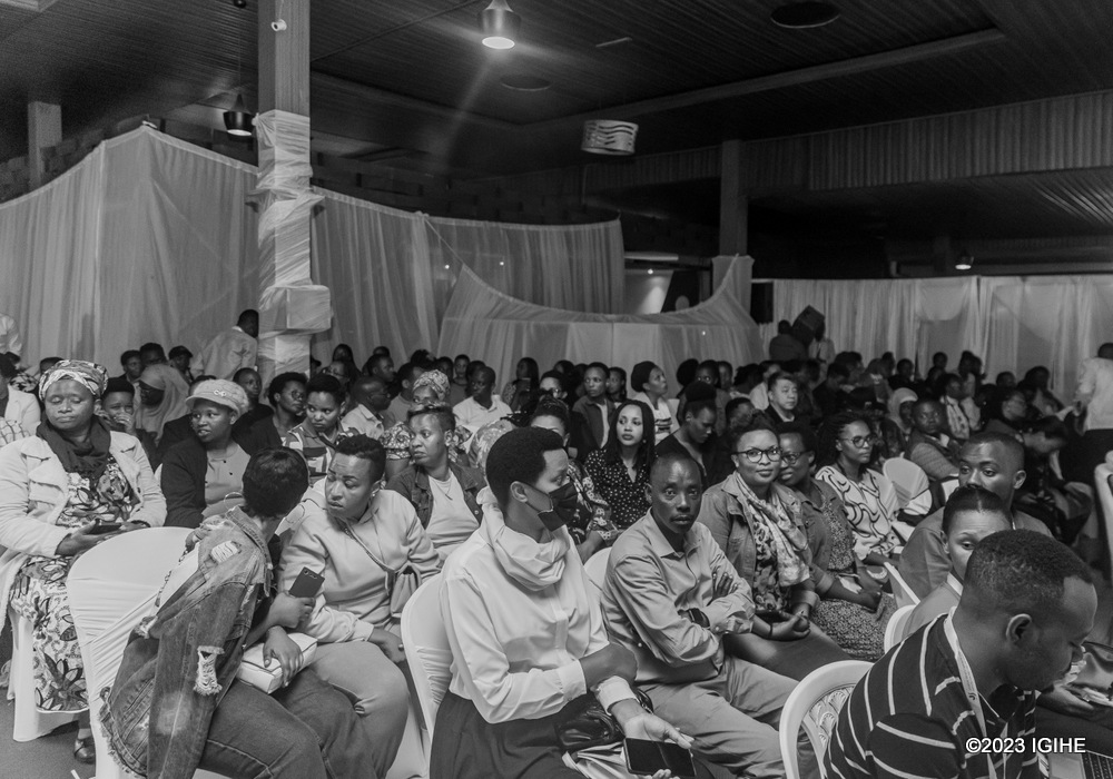 Abitabiriye ibi birori beretswe uko bashobora gucuruza iyi myambaro bakayibyaza amafaranga