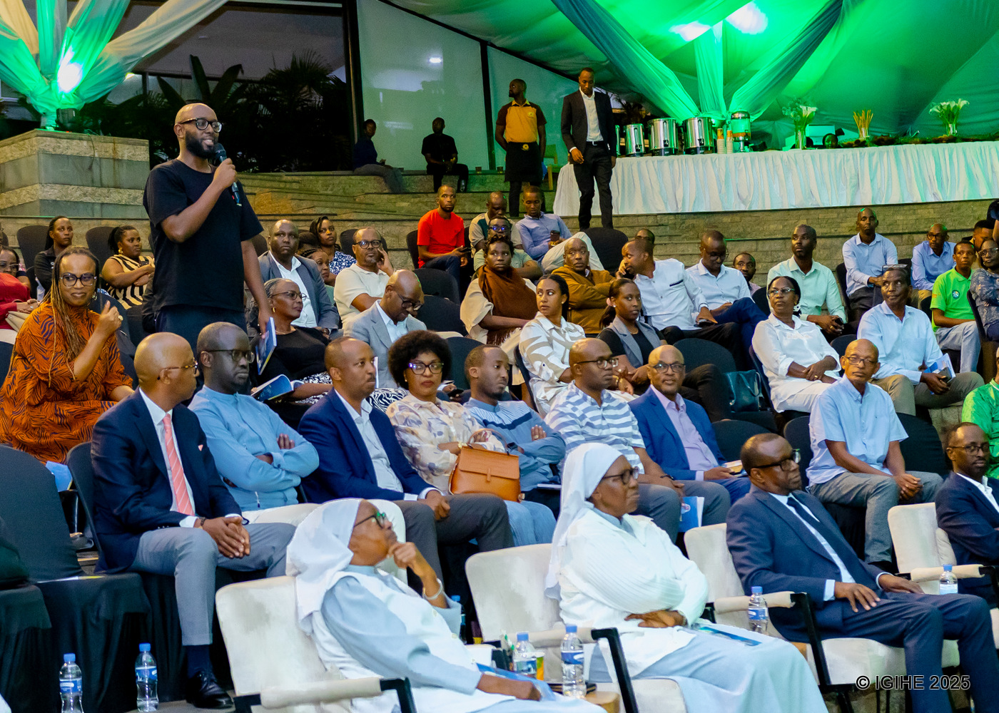 Abitabiriye imurikwa ry'icyo gitabo bagitanzeho ibitekerezo