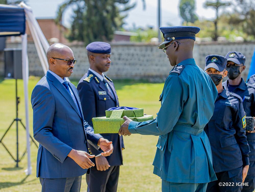 Abitwaye neza mu masomo bahawe ishimwe