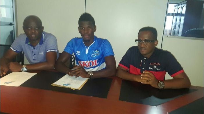 Perezida wa Rayon Sports, Gacinya Denis (iburyo) na Abouba Sibomana mu muhango wo gushyira umukono ku masezerano