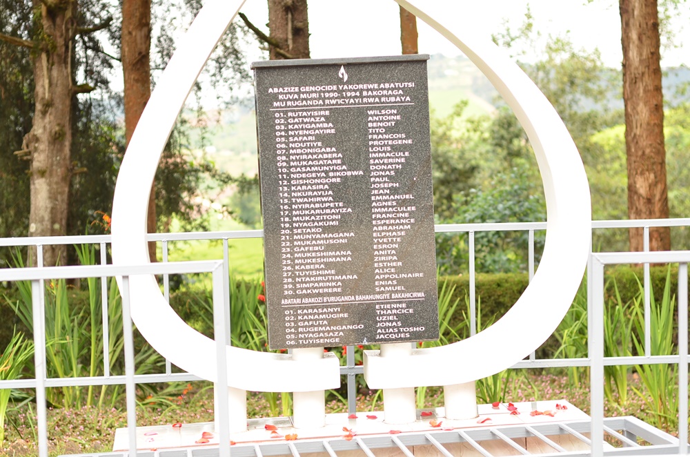 Abozi 30 b'Uruganda rw'Icyayi rwa Rubaya n'abandi baruhungiyemo ni bo baruhukiye kuri uru rwibutso