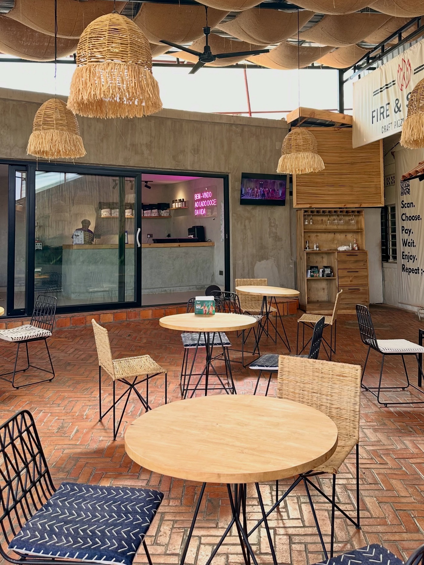 Acai Oasis haba ahantu heza ho kwicara mugafata amafunguro
