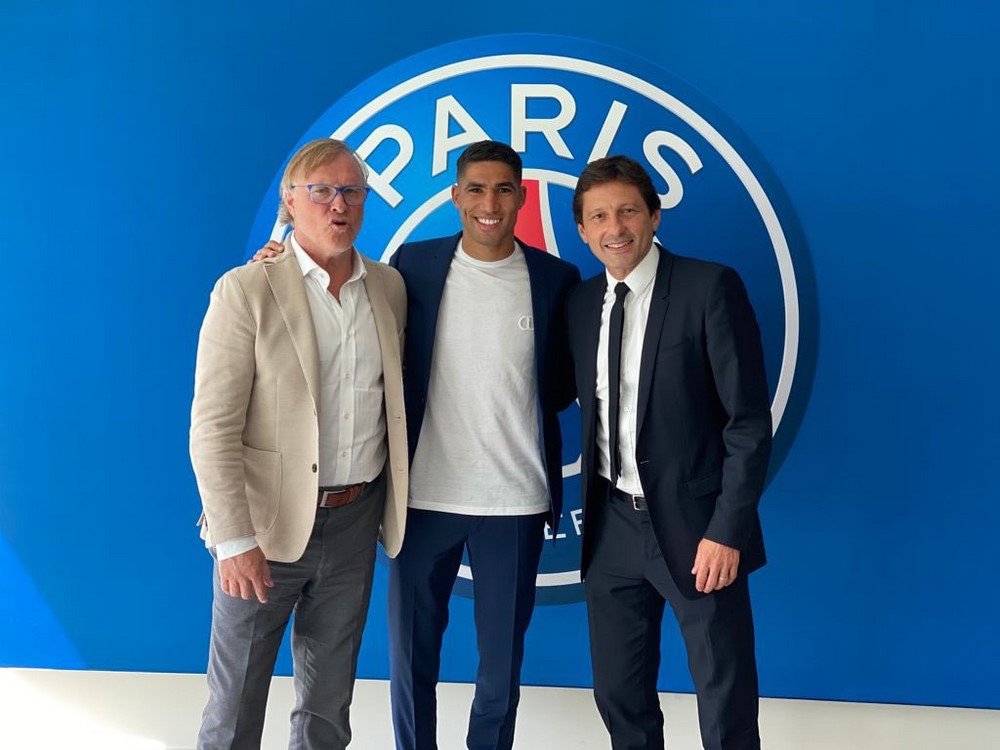 Achraf Hakimi (uri hagati) nawe ni umukinnyi mushya wa PSG