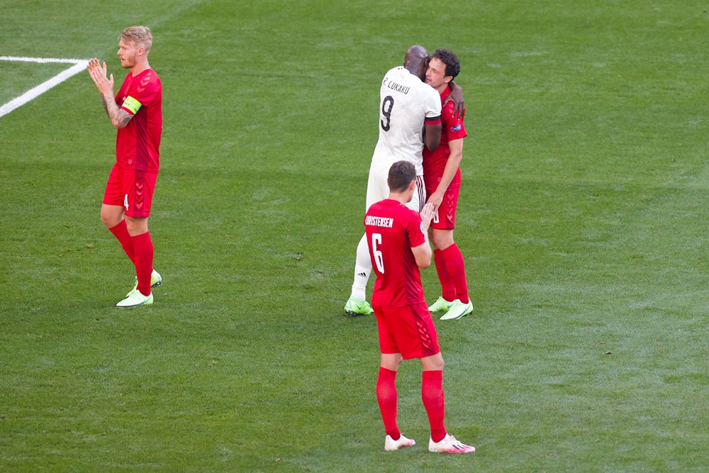 Lukaku ubwo yahoberanaga n'umukinnyi wa Denmark mu mukino