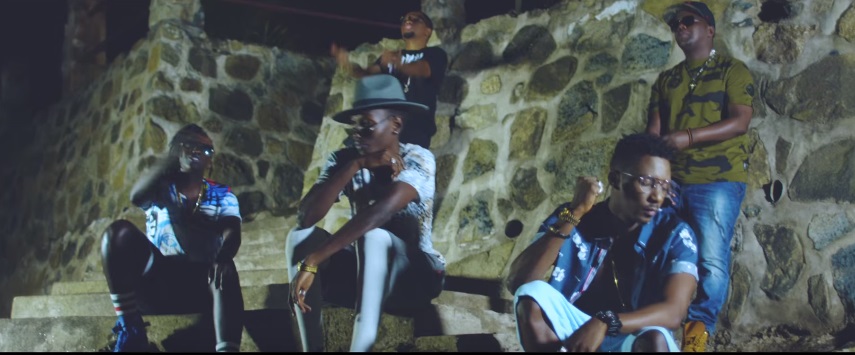 AY[uhagaze iburyo] agaragara mu mashusho y'iyi ndirimbo yahuje Active na Mwana FA