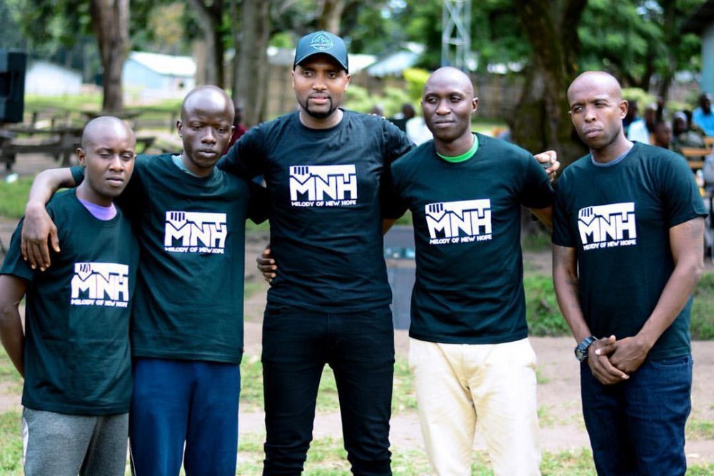 Usibye gufasha Niyo Bosco, Adrien Misigaro asanzwe afasha urundi rubyiruko abinyujije mu muryango yashinze yise Melody of New Hope