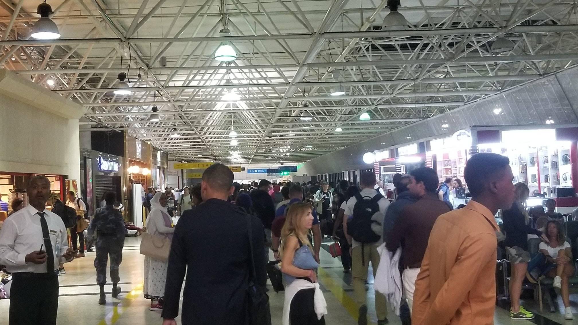 Ku Kibuga cy'Indege Mpuzamahanga cya Addis Abeba abantu baba ari uruvunganzoka