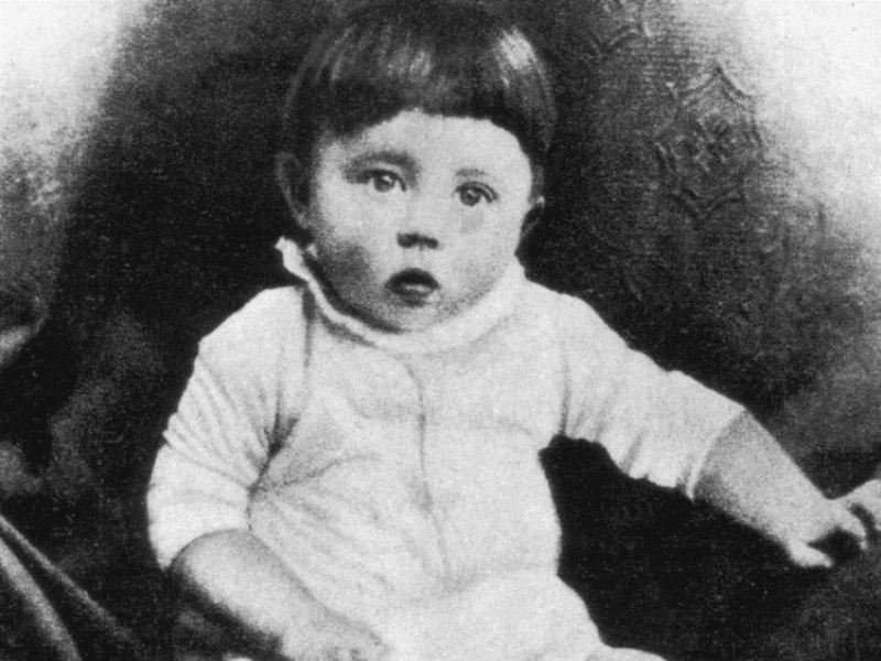 Adolf Hitler akiri uruhinja mu 1890